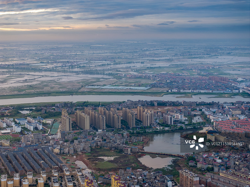 航拍鄱阳县城日出日落时分图片素材