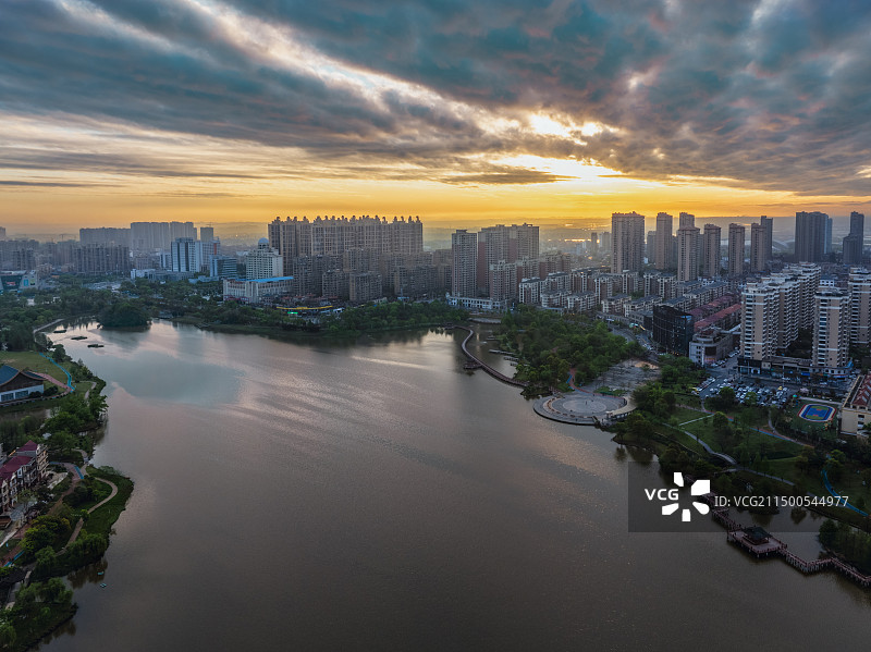 航拍鄱阳县城日出日落时分图片素材