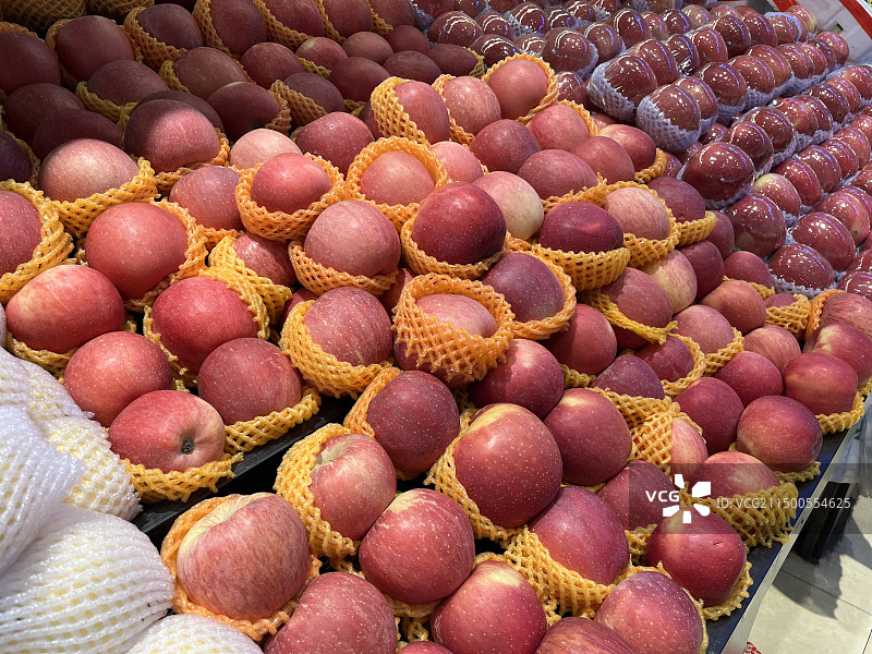 超市中摆放整齐的水果货架 苹果图片素材