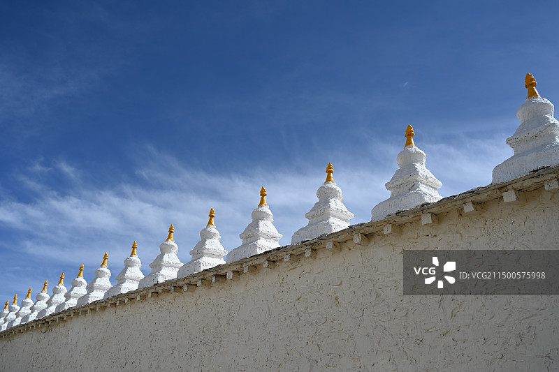 西藏山南市扎囊县桑耶镇晴朗冬季桑耶寺院墙上的佛塔图片素材