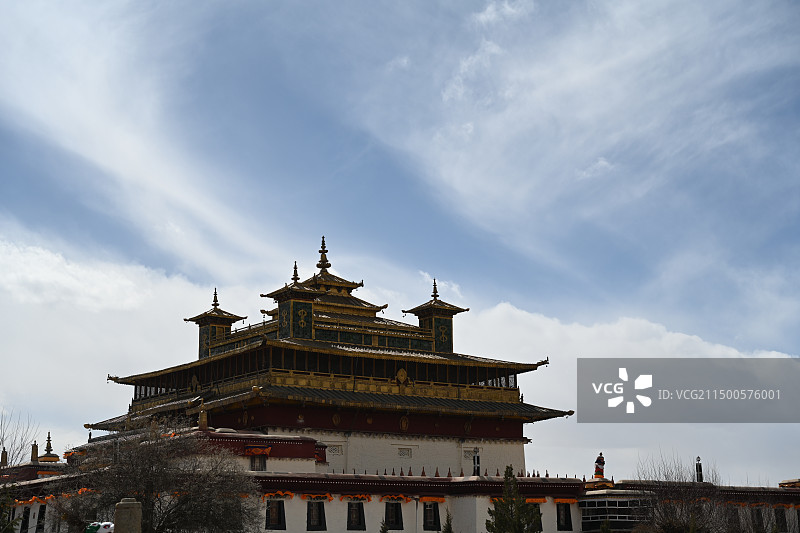 西藏山南市扎囊县桑耶镇晴朗冬季桑耶寺主殿风景图片素材