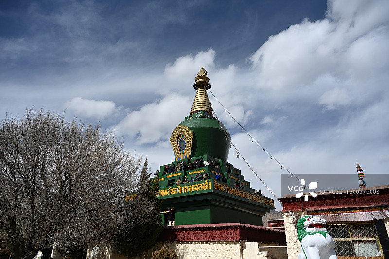西藏山南市扎囊县桑耶镇晴朗冬季桑耶寺绿塔图片素材