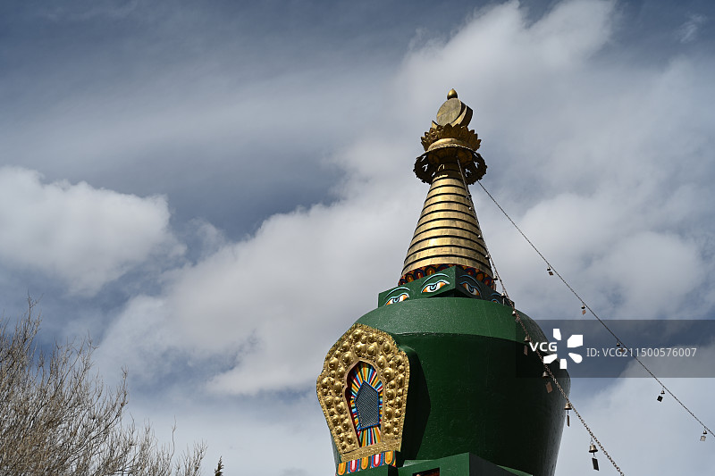 西藏山南市扎囊县桑耶镇晴朗冬季桑耶寺绿塔图片素材