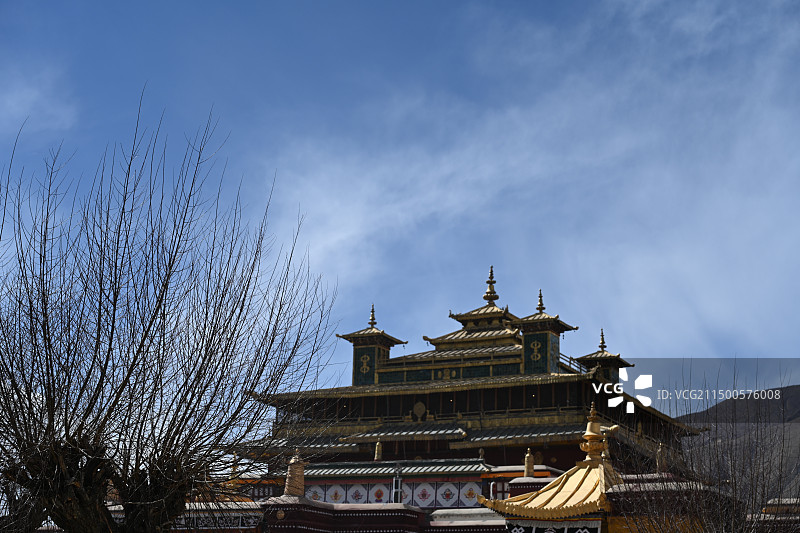 西藏山南市扎囊县桑耶镇晴朗冬季桑耶寺主殿风景图片素材