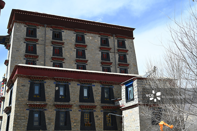 西藏山南市扎囊县桑耶镇晴朗冬季桑耶寺内的藏式碉楼图片素材