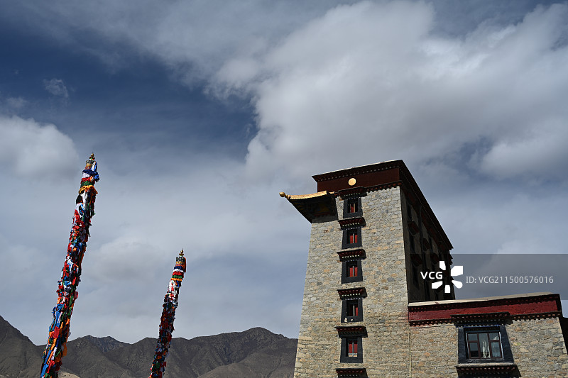 西藏山南市扎囊县桑耶镇晴朗冬季桑耶寺内的藏式碉楼图片素材