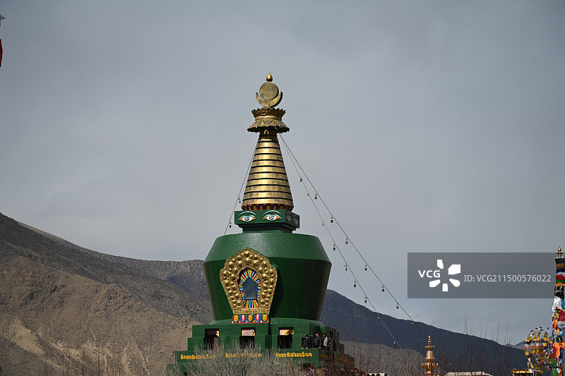 西藏山南市扎囊县桑耶镇晴朗冬季桑耶寺绿塔图片素材