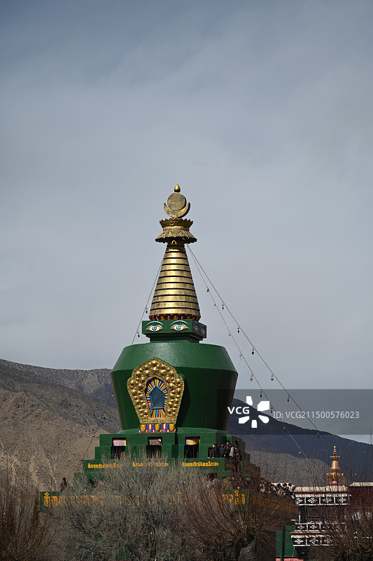 西藏山南市扎囊县桑耶镇晴朗冬季桑耶寺绿塔图片素材