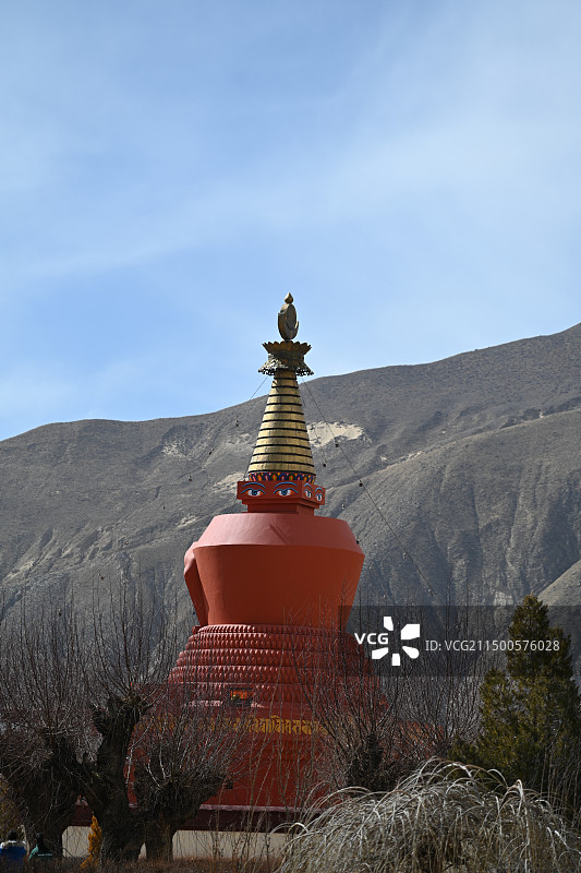 西藏山南市扎囊县桑耶镇晴朗冬季桑耶寺内红塔图片素材