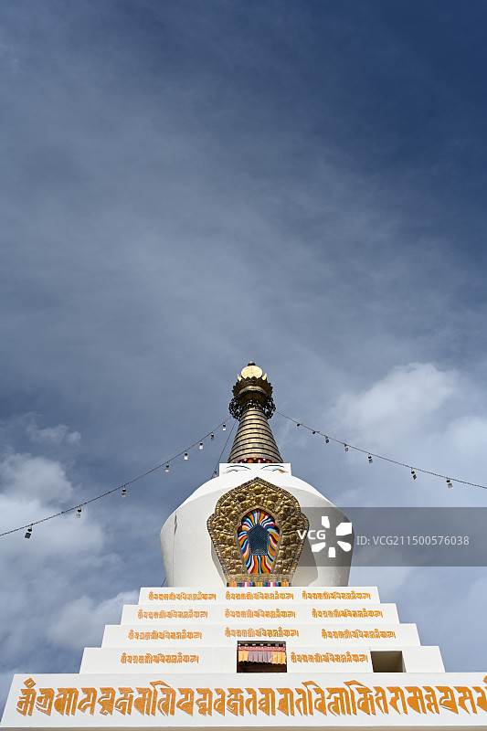 西藏山南市扎囊县桑耶镇晴朗冬季桑耶寺内的白塔图片素材