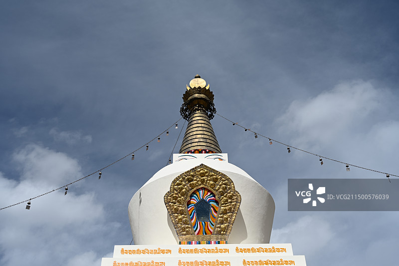 西藏山南市扎囊县桑耶镇晴朗冬季桑耶寺内的白塔图片素材