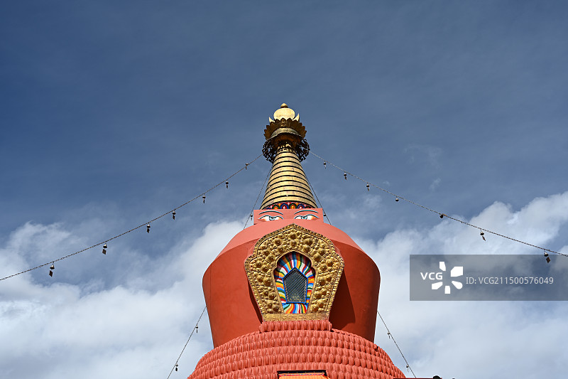 西藏山南市扎囊县桑耶镇晴朗冬季桑耶寺内红塔图片素材