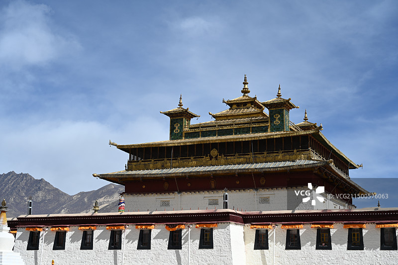 西藏山南市扎囊县桑耶镇晴朗冬季桑耶寺主殿风景图片素材
