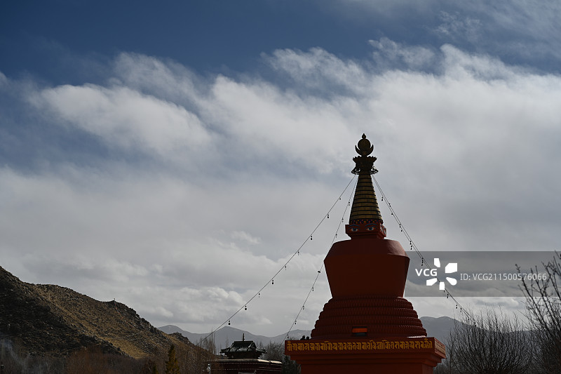 西藏山南市扎囊县桑耶镇晴朗冬季桑耶寺内红塔图片素材