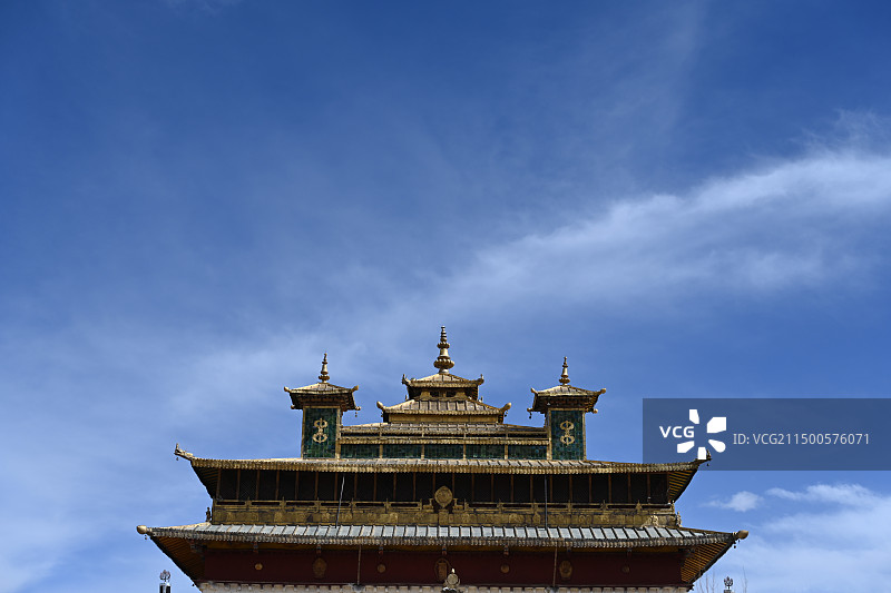 西藏山南市扎囊县桑耶镇晴朗冬季桑耶寺主殿风景图片素材