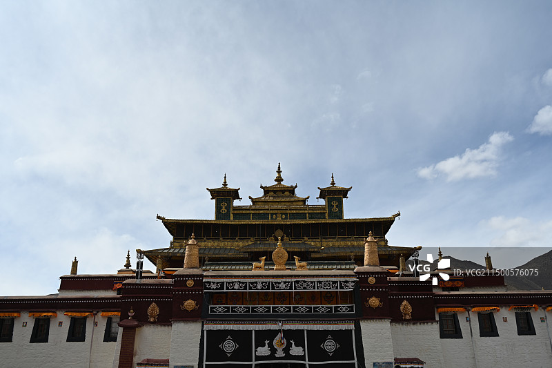 西藏山南市扎囊县桑耶镇晴朗冬季桑耶寺主殿风景图片素材