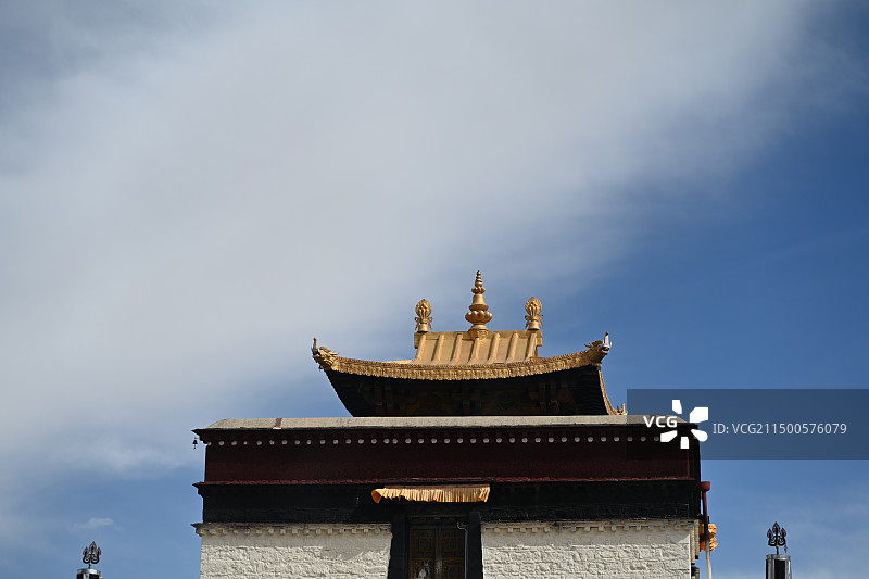 西藏山南市扎囊县桑耶镇晴朗冬季桑耶寺主殿风景图片素材