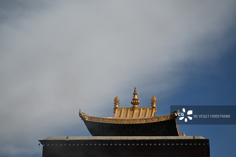 西藏山南市扎囊县桑耶镇晴朗冬季桑耶寺主殿风景图片素材