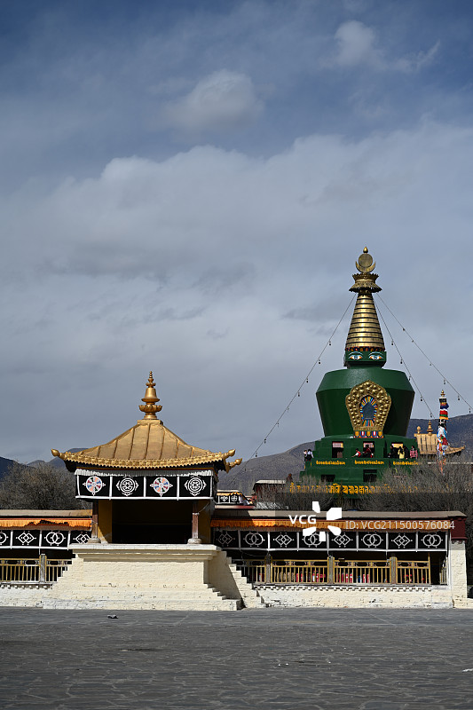 西藏山南市扎囊县桑耶镇晴朗冬季桑耶寺绿塔图片素材