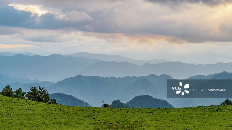 雪邦山北线日落丁达尔光风光图片素材