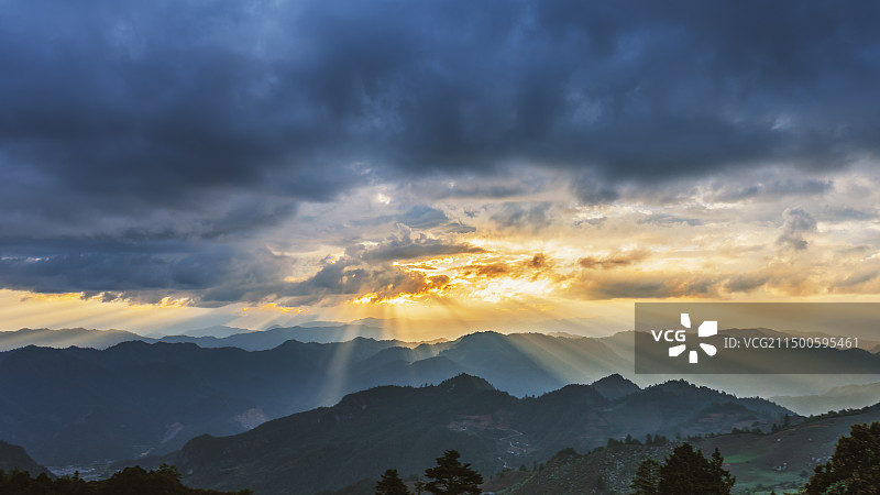 雪邦山北线日落丁达尔光风光图片素材