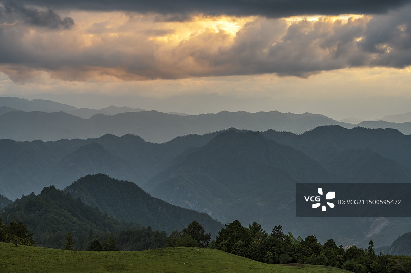 雪邦山北线日落丁达尔光风光图片素材