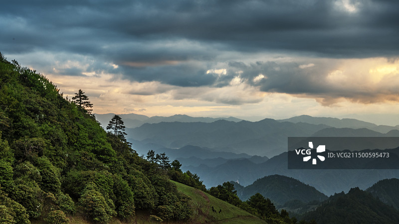雪邦山北线日落丁达尔光风光图片素材