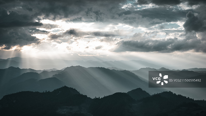 雪邦山北线日落丁达尔光风光图片素材