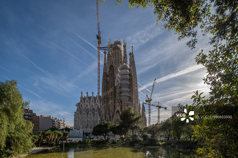 西班牙巴塞罗那圣家堂正面视角图片素材