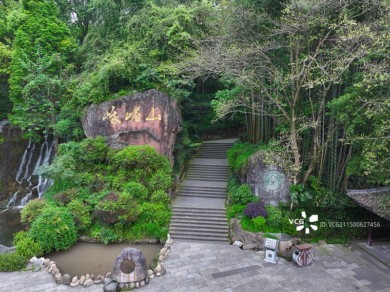 四川省乐山市峨眉山市峨眉山风景区报国寺航拍图片素材