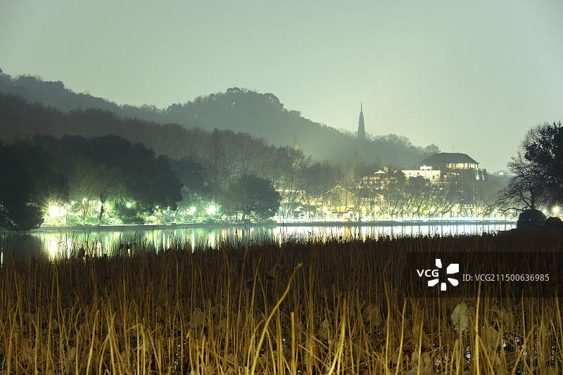 西泠桥视角的保俶塔宝石山夜色图片素材