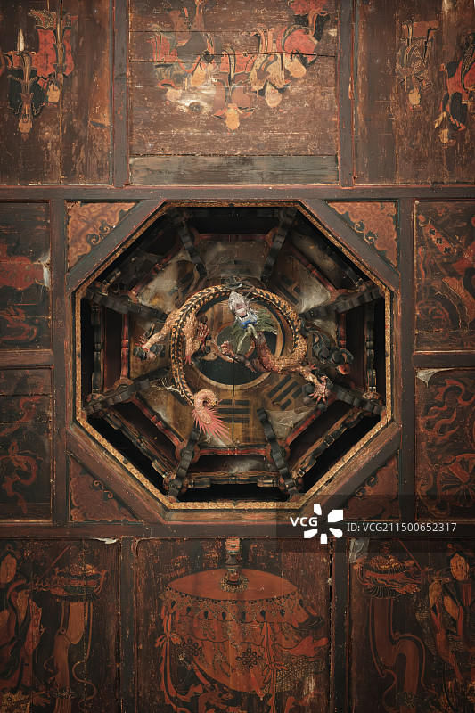 巍宝山长春洞玉皇大帝大殿藻井彩绘图片素材