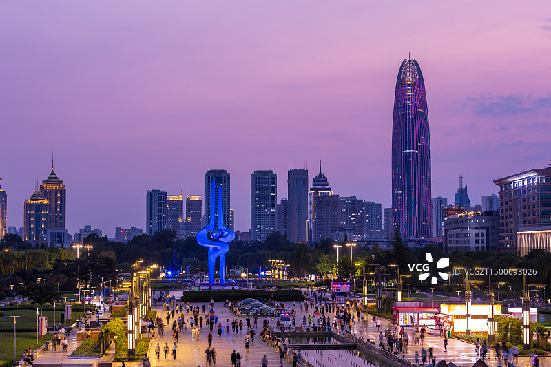 山东济南泉城广场泉标绿地中心人流晚霞夜景图片素材