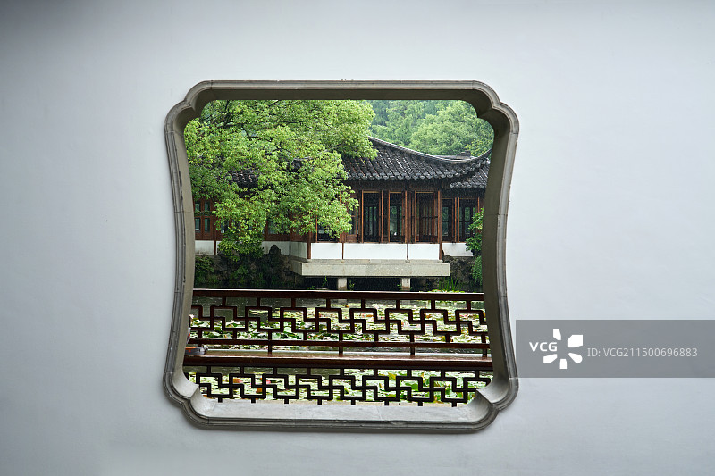 透过窗户的中国古典园林景观图片素材