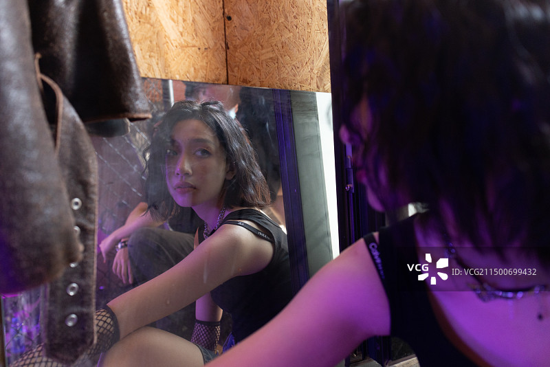 年轻乐队女成员坐着休息图片素材