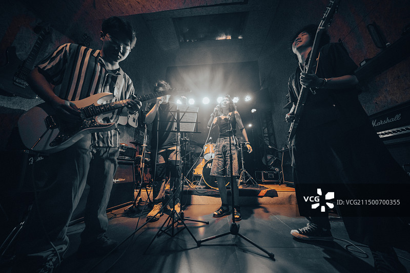 年轻乐队在舞台上表演图片素材