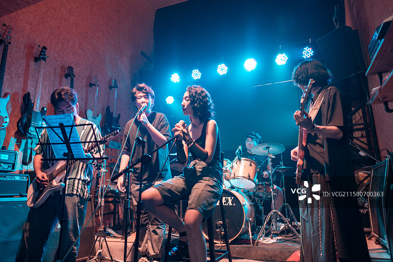 年轻乐队在舞台上表演图片素材