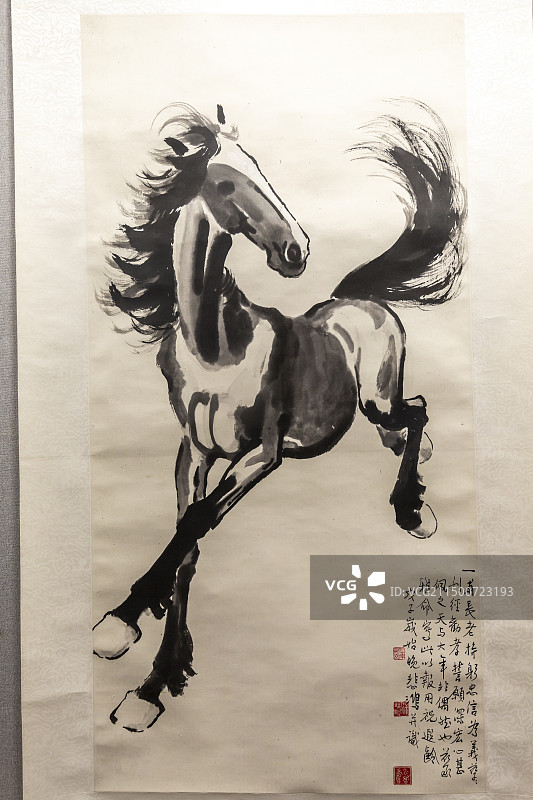 中华世纪坛艺术馆“丹青望河山”展：奔马图（徐悲鸿，1948年）—画中之马动中有静，英姿飒爽图片素材