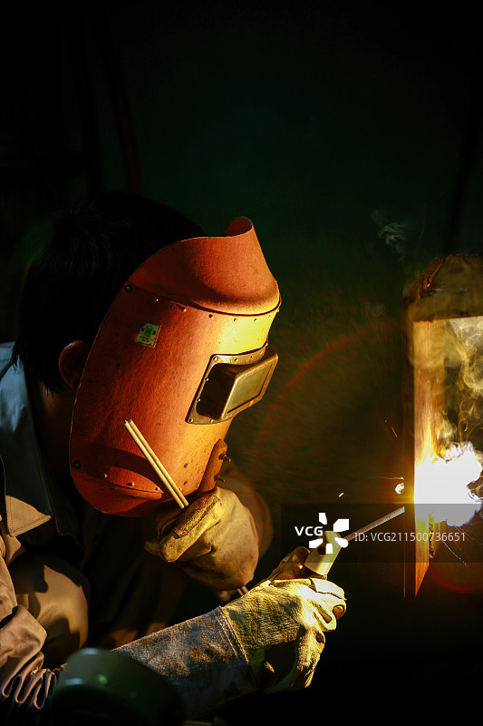 焊接工人图片素材