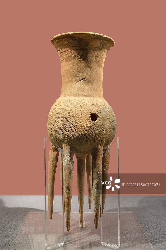 中国考古博物馆-七足镂孔陶器-新石器时代龙山文化-安徽蒙城尉迟寺遗址图片素材