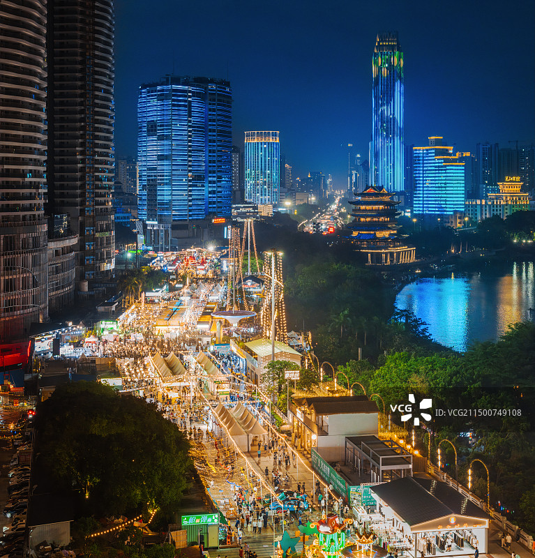 灯火通明热闹非凡市集的城市夜景图片素材