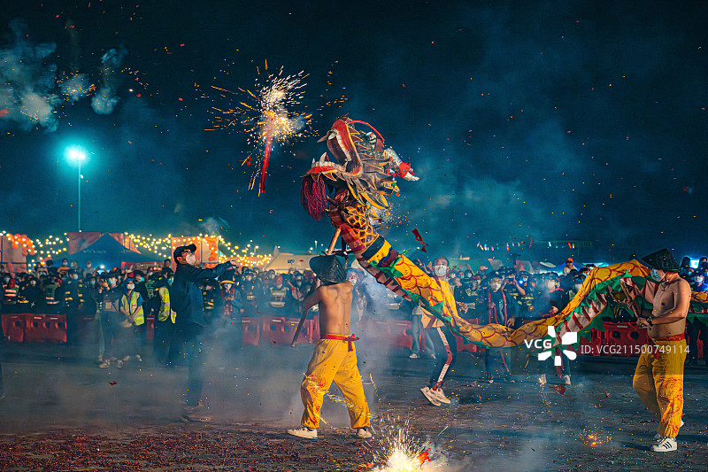新年中国传统民俗宾阳炮龙节图片素材