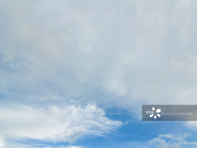 无人机高空航拍的蓝天白云图片素材