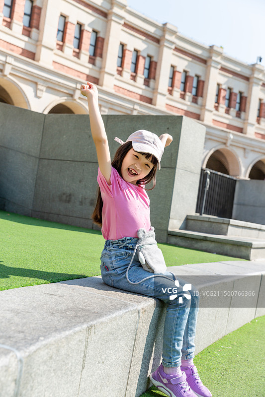 晴朗天气户外亚洲小女孩图片素材