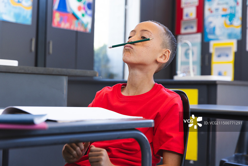 混血男孩在学校里玩耍图片素材