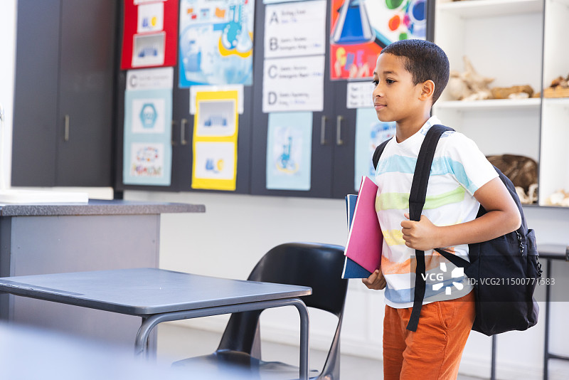 准备上学的混血男孩和文案空间图片素材