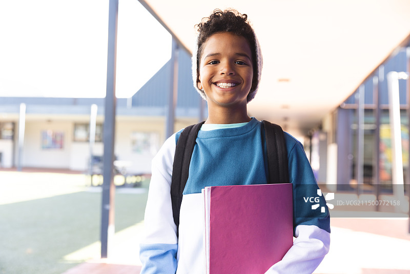 混血男孩在学校里微笑，有文案空间图片素材