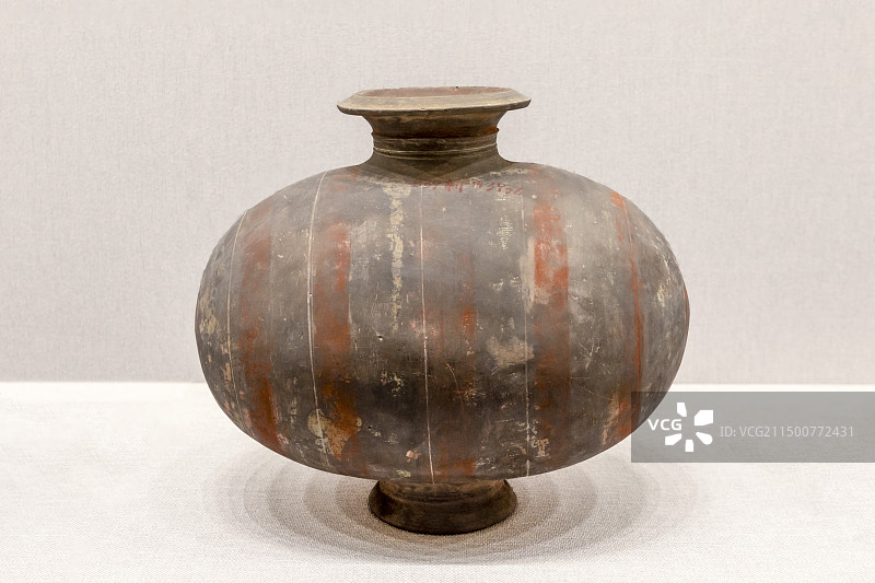 北京故宫武英殿陶瓷馆-彩绘灰陶条带纹茧形壶-东汉图片素材