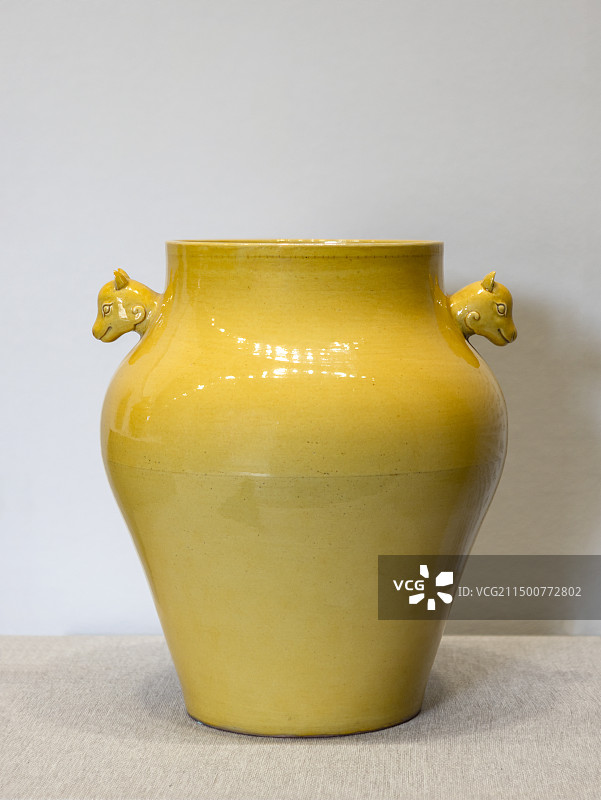北京故宫武英殿陶瓷馆-浇黄釉牺耳尊-清道光-景德镇窑图片素材