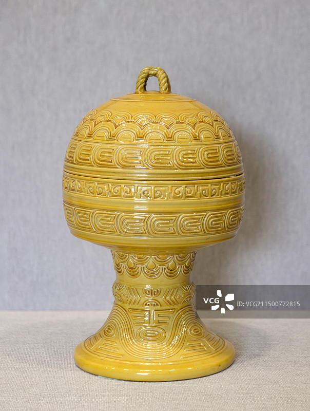 北京故宫武英殿陶瓷馆-浇黄釉仿古铜纹豆-清乾隆-景德镇窑图片素材